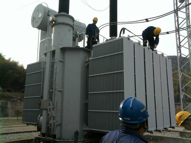 作業(yè)人員安全保護繩系在安全水平保護繩上，確保在變壓器本體上移動始終不會失去保護。