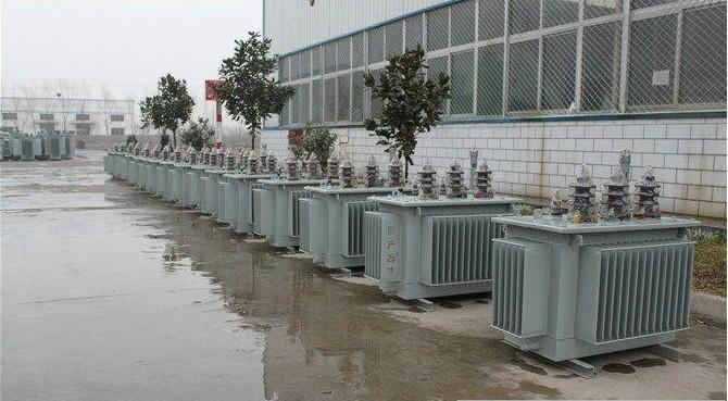 油浸式變壓器的保養(yǎng)如何去做？預(yù)防滲漏油：油浸式變壓器在油箱內(nèi)充滿變壓器油，裝配中依靠緊固件對(duì)耐油橡膠元件加壓而密封。